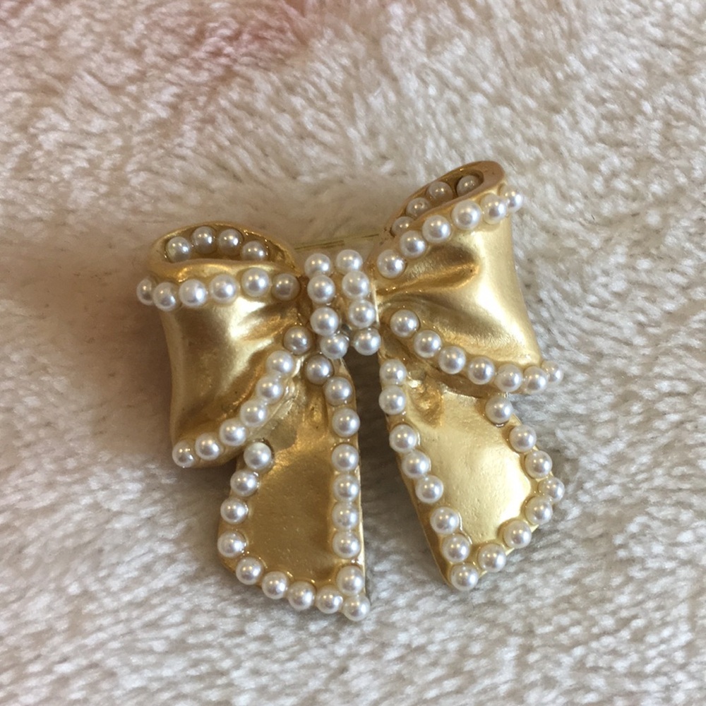 Buffed Gold and Faux Pearl Bow Fashion Pin Brooch designer Accessory NWT 1x1.25” - Picture 7 of 12